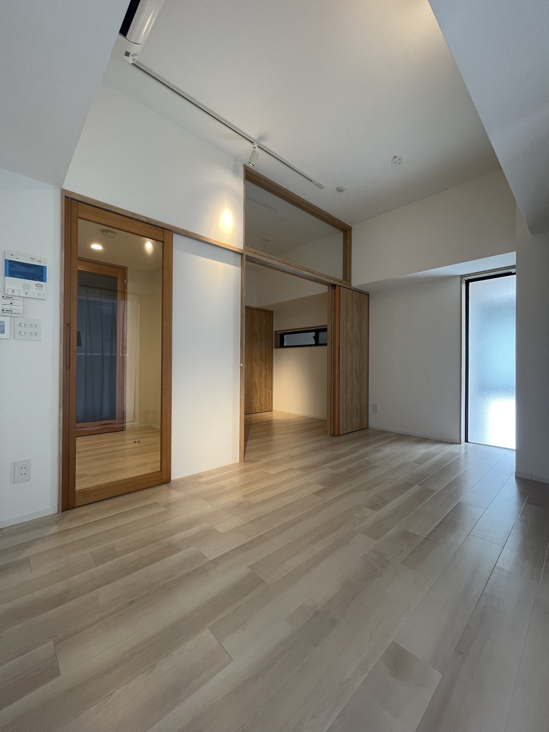 白い壁と木の引き戸のお部屋（過去にご紹介した事例）